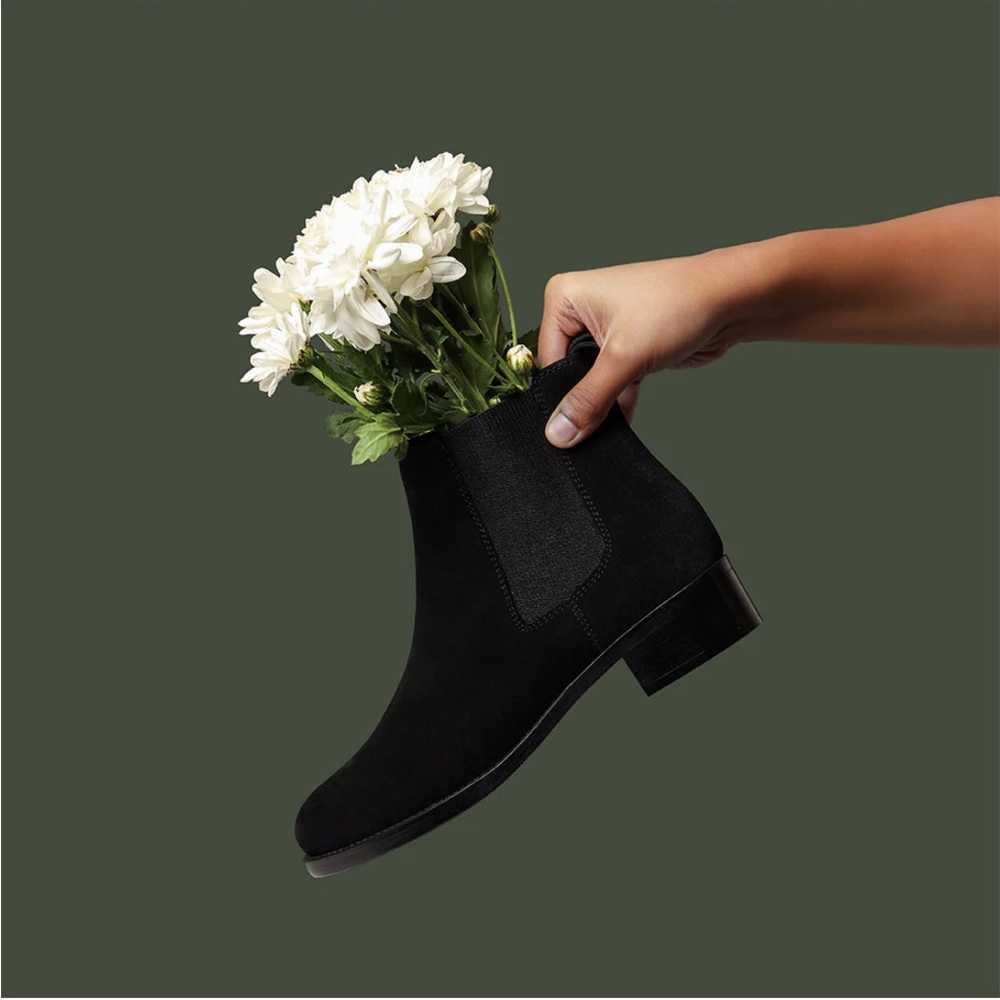 La Canadienne SIENA
SUEDE BOOTIE
Waterproof Suede Chelsea women size 6